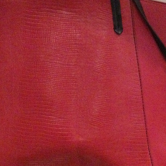 Zara duffel bag with inside pouch in red with black straps - Picture 3 of 10